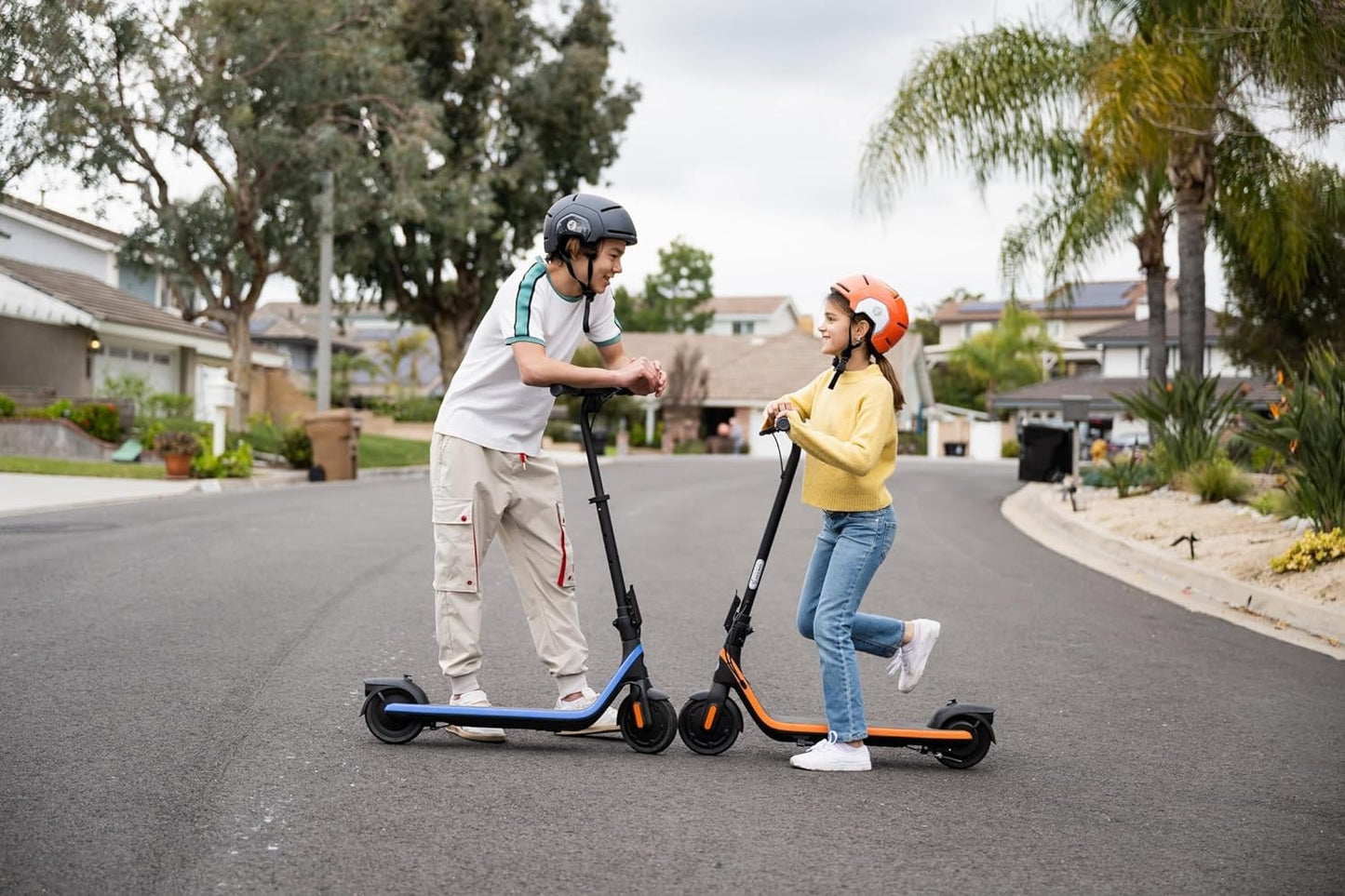 NINEBOT C2 PRO BY SEGWAY elsparkcykel med två barn som kör dem