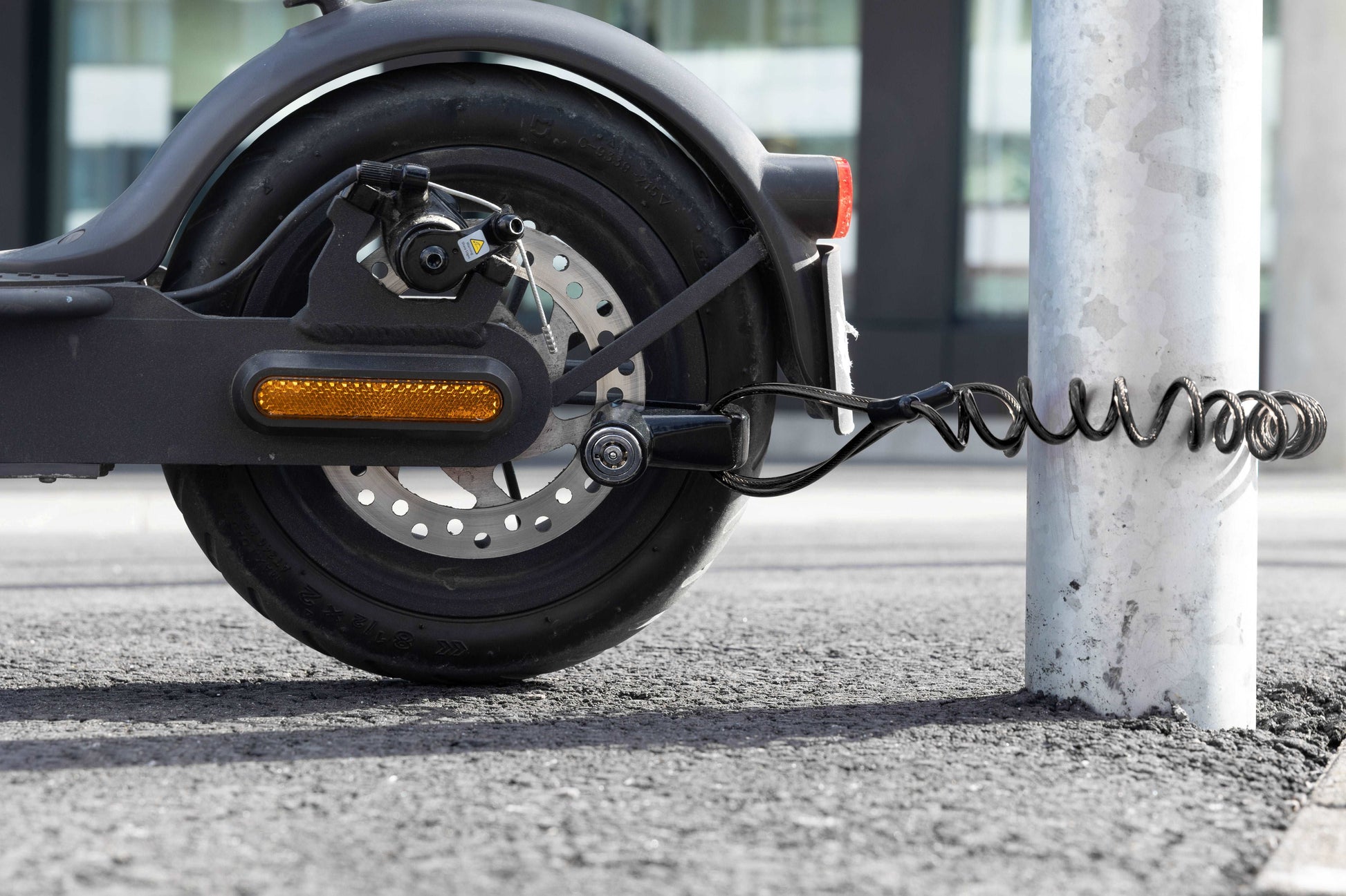Smart skivbromslås | Lås elsparkcykelns / elscooterns skivbromslås. Material av stål, ABS-plast med svart färg | Wheely Shop