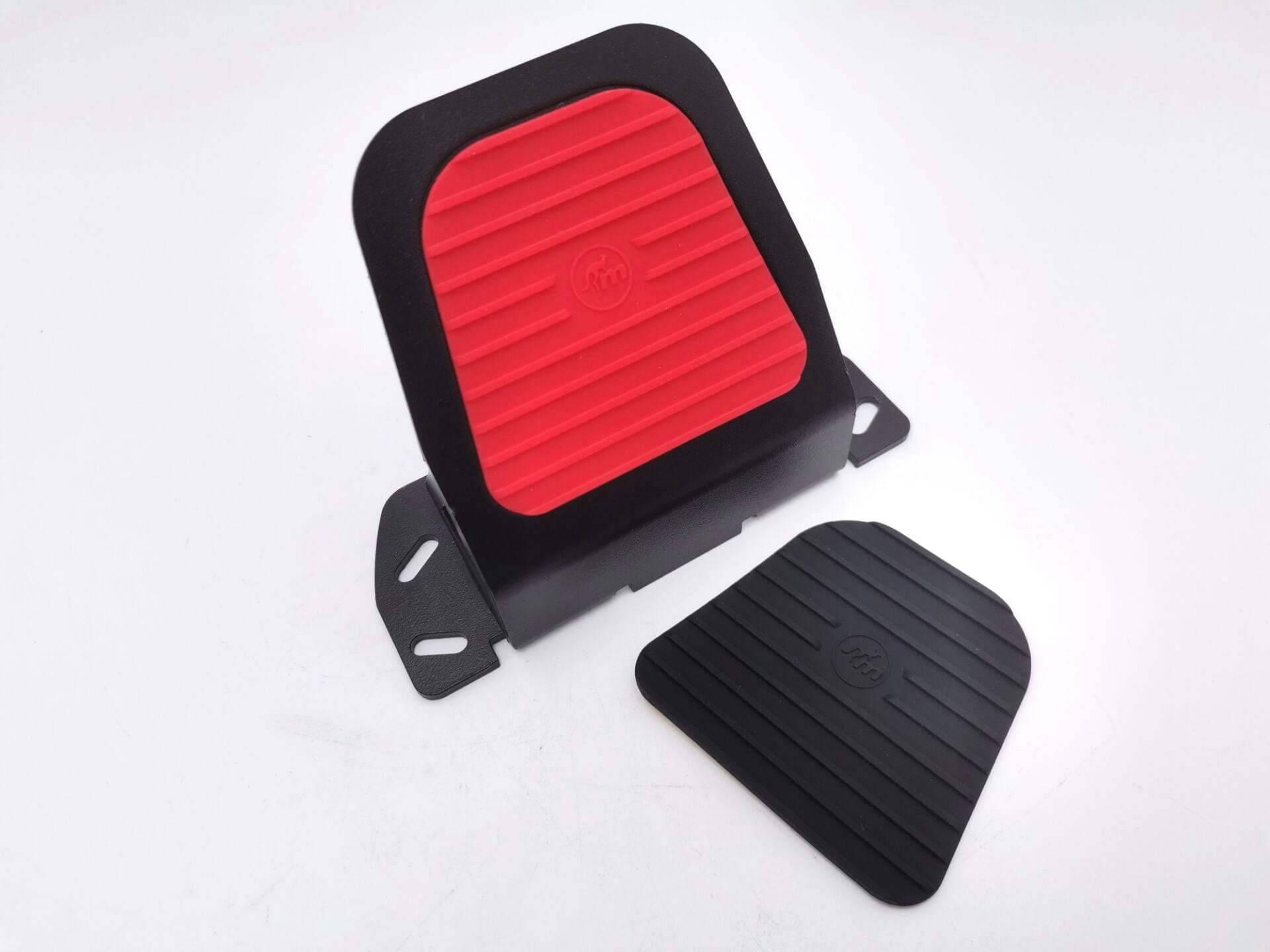 Smart fotstöd | Bekväm fotstöd till elsparkcykel / elscooter. Material av aluminium i svart färg + röd | Wheely Shop