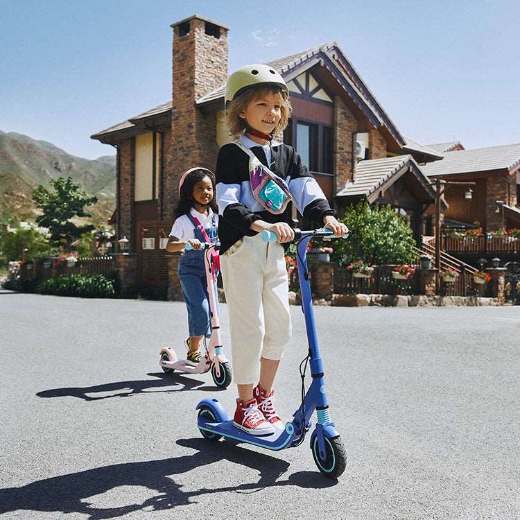 Wheely - Junior | Barn åker elsparkcykel / elscooter blå | Wheely Shop