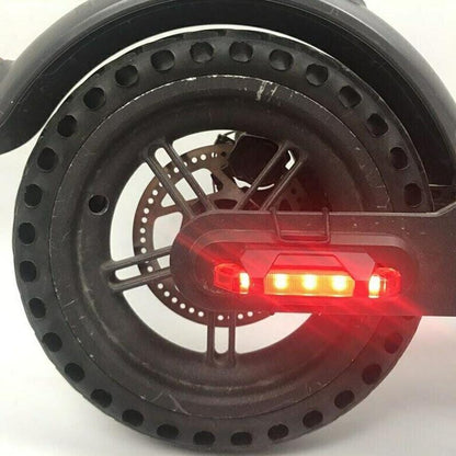 Bakre däck LED-belysning | Färg röd, monteras enkelt och har en batteritid på upp till 12 timmar | Wheely Shop