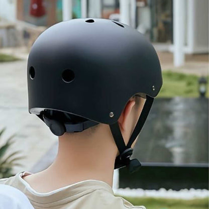 Standard hjälm | Hållbar och stabil elsparkcykelhjälm som skyddar skallen. Material av ABS-plast med svart färg | Wheely Shop